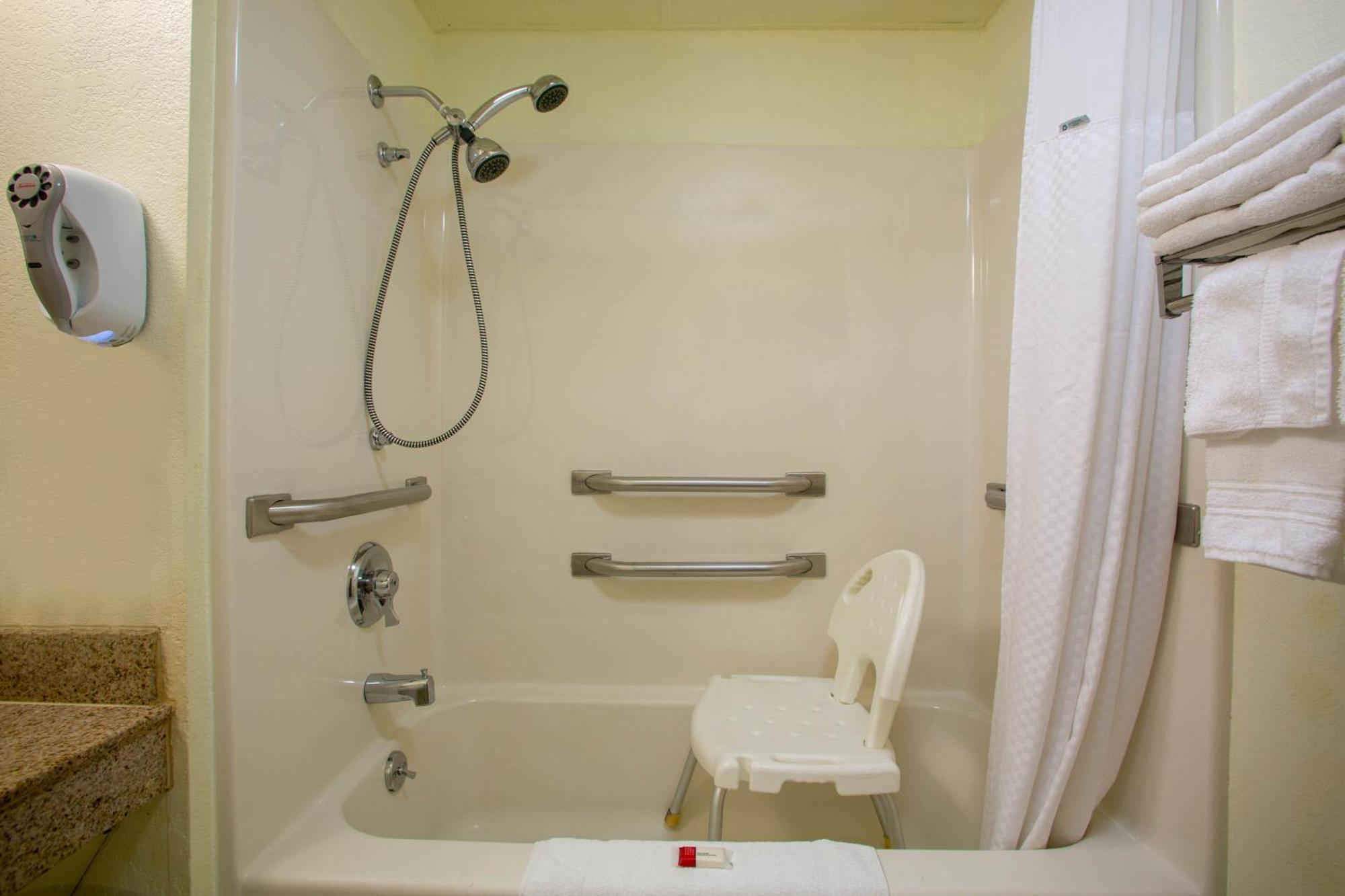 Queen Room Two Queen Beds Bath Tub Mobility Accessible or Non-Smoking,1449269032:JPEG
